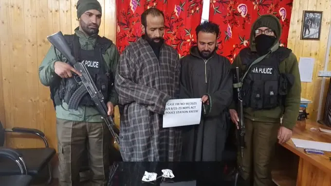 Who were the two drug peddlers arrested in J&K's Baramulla?