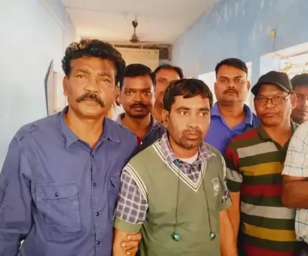 Two Government Officials Arrested for Bribery in Jharkhand’s Chatra and Lohardaga