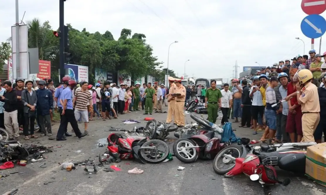 What Happened in Hue: Truck Crashes Into Electric Bicycles, Resulting in Fatalities?