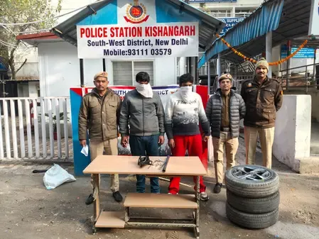 Who are the two notorious thieves arrested for alloy wheel theft in Delhi?
