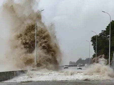 Will Two Cities in South China Suspend Operations Due to Approaching Typhoon?