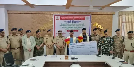 Two ultras carrying Rs 5 lakh reward surrender in Jharkhand’s Latehar