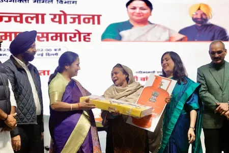 क्या त्यागराज स्टेडियम में सीएम रेखा गुप्ता ने 5100 परिवारों को निःशुल्क गैस कनेक्शन वितरित किए?