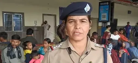 त्योहार और चुनाव के लिए घर लौट रहे लोग, ट्रेनों और बसों में यात्रियों की भारी भीड़