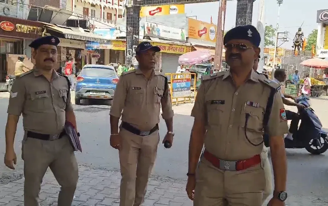 उधम सिंह नगर पुलिस का 'नो व्हीकल डे': एसपी स्वप्न किशोर सिंह पैदल पहुँचे दफ्तर, ईंधन बचत अभियान शुरू