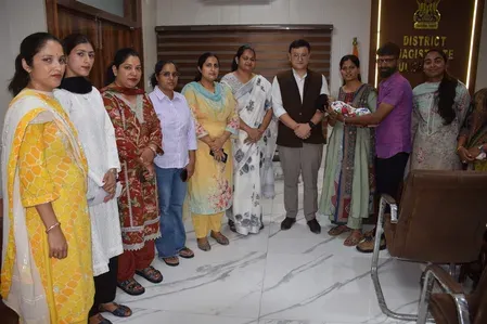 उधमपुर: डीएम मिंगा शेरपा ने मिशन वात्सल्य के तहत बच्चे को दत्तक माता-पिता को सौंपा