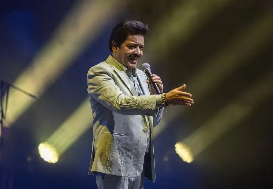 Udit Narayan Humors Himself About Viral Fan Kiss
