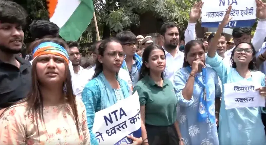 यूजीसी-नेट परीक्षा में अनियमितताओं पर एनएसयूआई का एनटीए कार्यालय के बाहर विरोध, एनटीए बैन की मांग