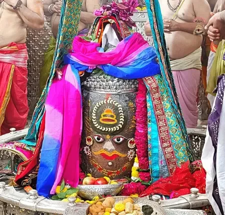 उज्जैन : दीपावली पर महाकालेश्वर मंदिर में विशेष भस्म आरती, श्रद्धालुओं ने बाबा महाकाल के दर्शन किए