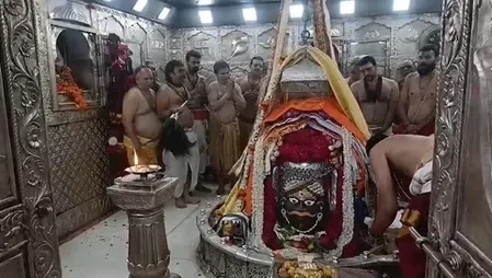 उज्जैन: महाकालेश्वर मंदिर में लगा शिवभक्तों का तांता, शाम को नगर भ्रमण पर निकलेंगे बाबा महाकाल