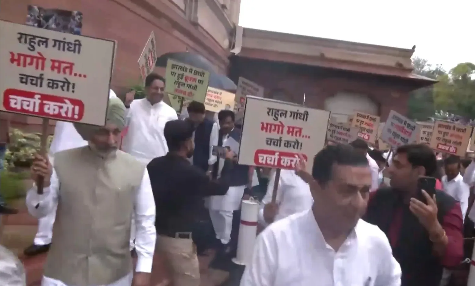 झारखंड छात्र लाठीचार्ज पर संसद में घमासान: निकम, कंगना, चुघ ने राहुल गांधी से माँगा जवाब