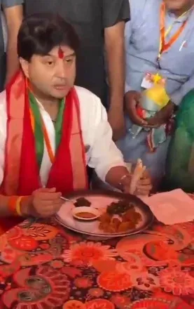 Scindia dines with BJP workers in Guna after party training camp