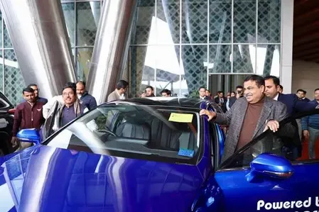 How are Union Ministers Promoting Clean Mobility with Hydrogen Fuel Cell Vehicles?