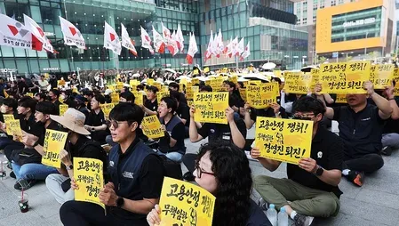 Kakao workers stage 'Log-out Day' as wage talks remain deadlocked