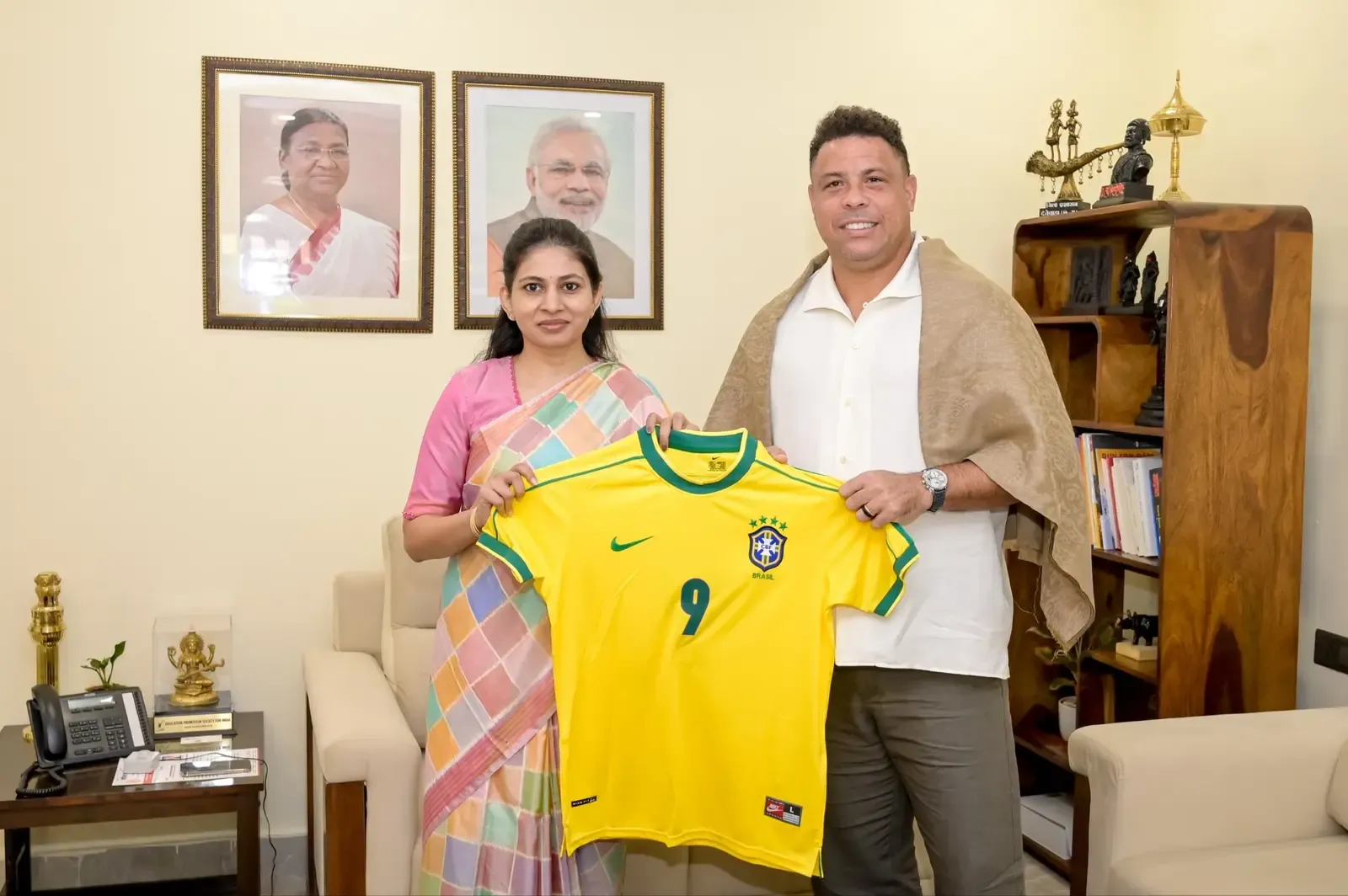 रक्षा खडसे ने फुटबॉल लेजेंड रोनाल्डो नाजारियो से की मुलाकात, बोलीं — 'उनका सफर पीढ़ियों को करेगा प्रेरित'