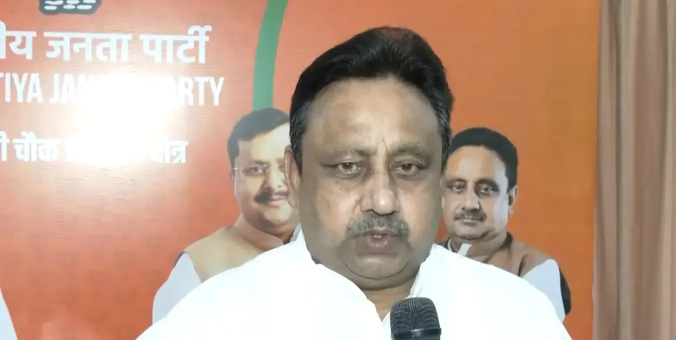 कैप्टन स्मित मच्छार को सर्वदलीय सलाम, चाकू से घायल होकर बचाई 174 यात्रियों की जान