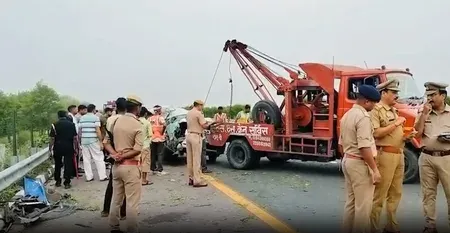 उन्नाव: आगरा-लखनऊ एक्सप्रेसवे पर बस-कार टक्कर में 5 की मौत, दो बच्चियाँ भी शामिल