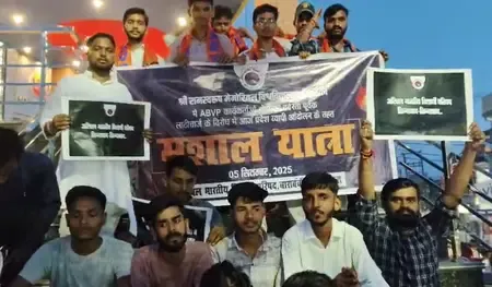 यूपी : रामस्वरूप यूनिवर्सिटी लाठीचार्ज के विरोध में बाराबंकी में एबीवीपी का प्रदर्शन, निकाली गई मशाल यात्रा