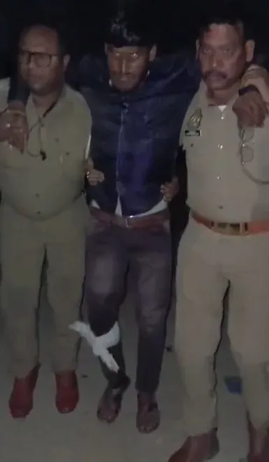 सुल्तानपुर में दो बहनों से छेड़छाड़ का आरोपी मुठभेड़ के बाद गिरफ्तार, तमंचा और चोरी की बाइक बरामद