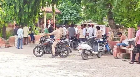 यूपी: फर्रुखाबाद में युवक की संदिग्ध हालात में मौत, मुजफ्फरनगर में बदमाशों से पुलिस की मुठभेड़