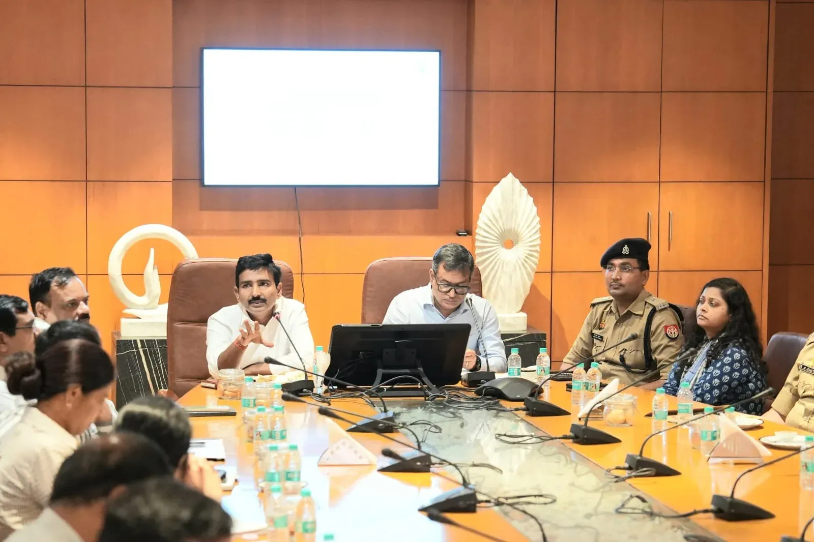 यूपी इंटरनेशनल ट्रेड शो 2026: ग्रेटर नोएडा में 25 सितंबर से आयोजन, प्रशासन ने यातायात-सुरक्षा की समीक्षा की