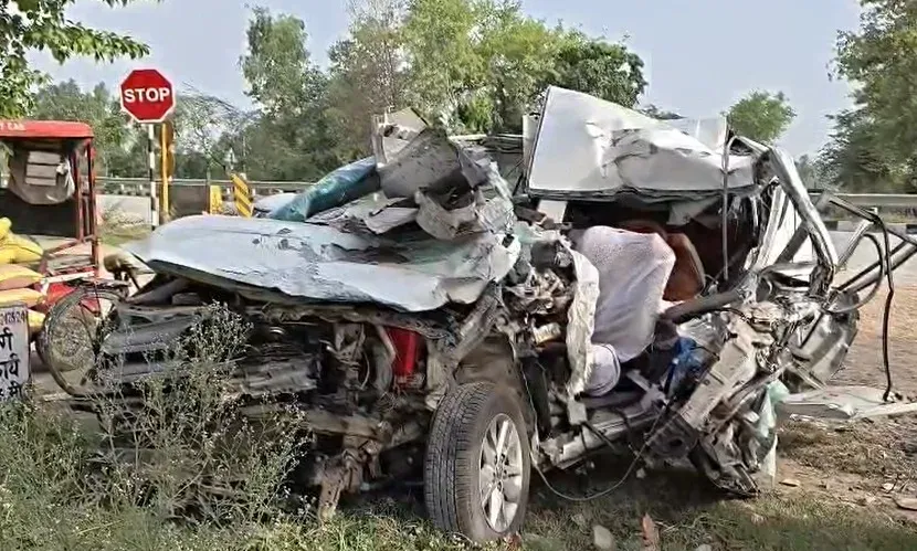 बाराबंकी सड़क हादसा: कैंची धाम जा रहे 4 श्रद्धालुओं की मौत, ट्रेलर से टकराई इनोवा