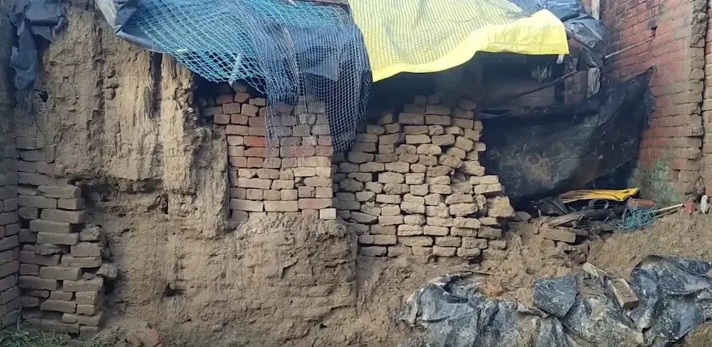 बदायूं में कच्चा मकान गिरा: मलबे में दबकर डेढ़ साल के रोहन की मौत, यूपी में बारिश से 3 की जान गई