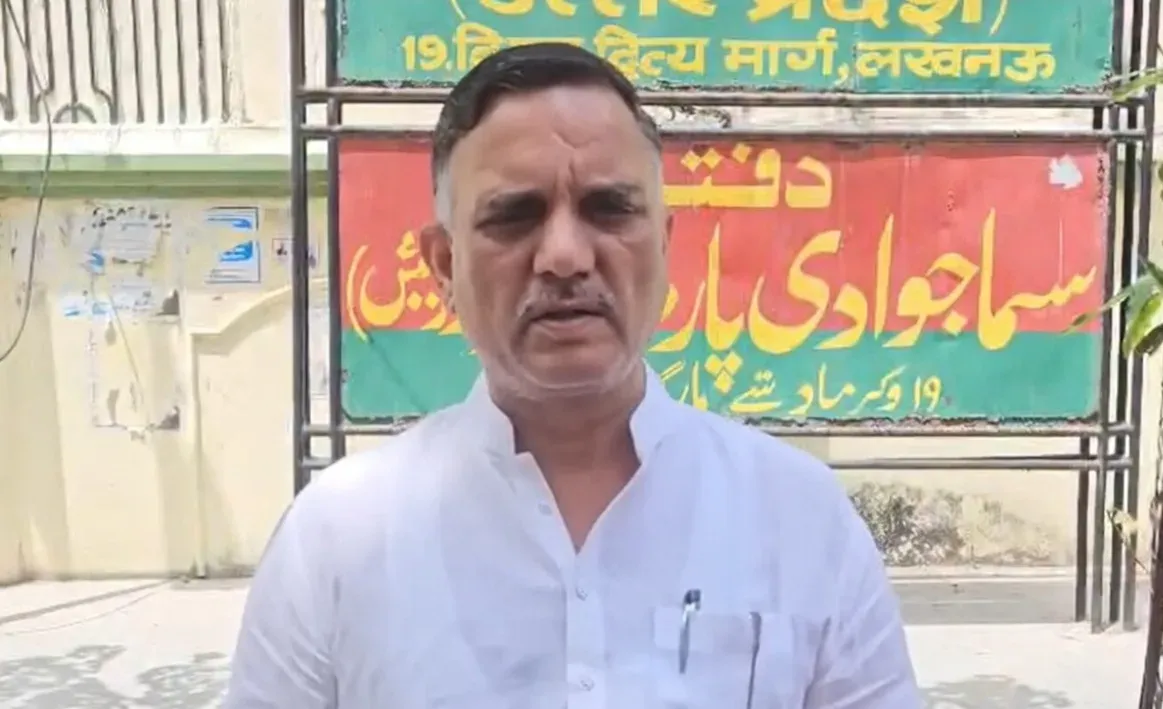 यूपी में कांग्रेस-सपा की जुबानी जंग: अजय राय के 'बरगद' बयान पर सपा प्रवक्ता का तीखा पलटवार