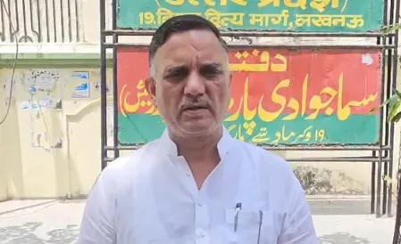 यूपी में कांग्रेस-सपा जुबानी जंग: अजय राय के 'बरगद' बयान पर सपा प्रवक्ता का तीखा पलटवार