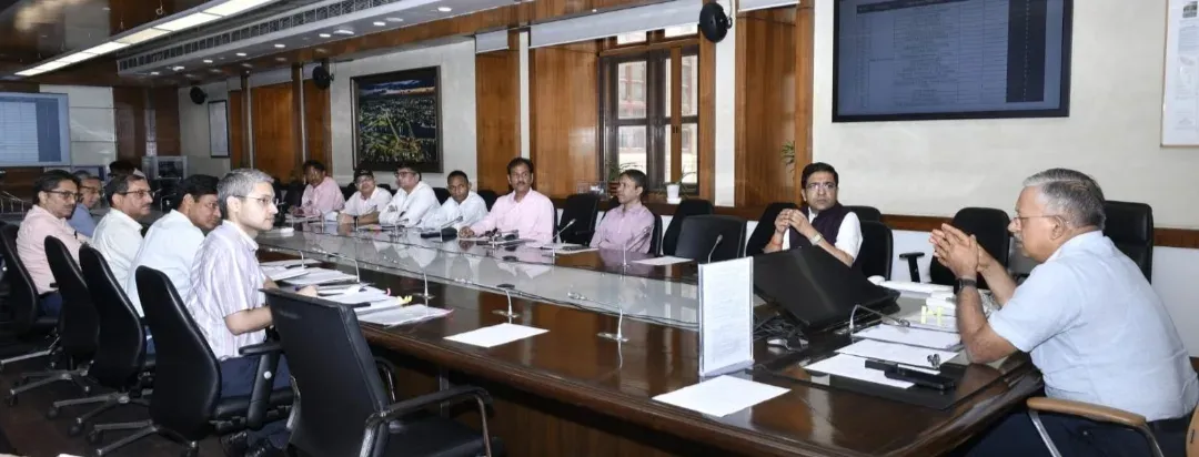 यूपी में ईवी चार्जिंग नेटवर्क विस्तार: मुख्य सचिव एस.पी. गोयल ने विभागों को भूमि सूची सौंपने के दिए निर्देश