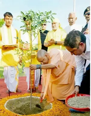 यूपी के 'एक पेड़ मां के नाम 2.0' अभियान की गूंज ब्रिक्स देशों तक, 9 जुलाई को 37 करोड़ पौधे लगाकर बना विश्व रिकॉर्ड