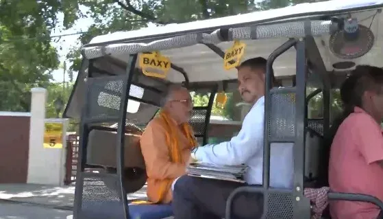 UP Finance Minister Suresh Khanna rides e-rickshaw to office amid Modi fuel-saving push