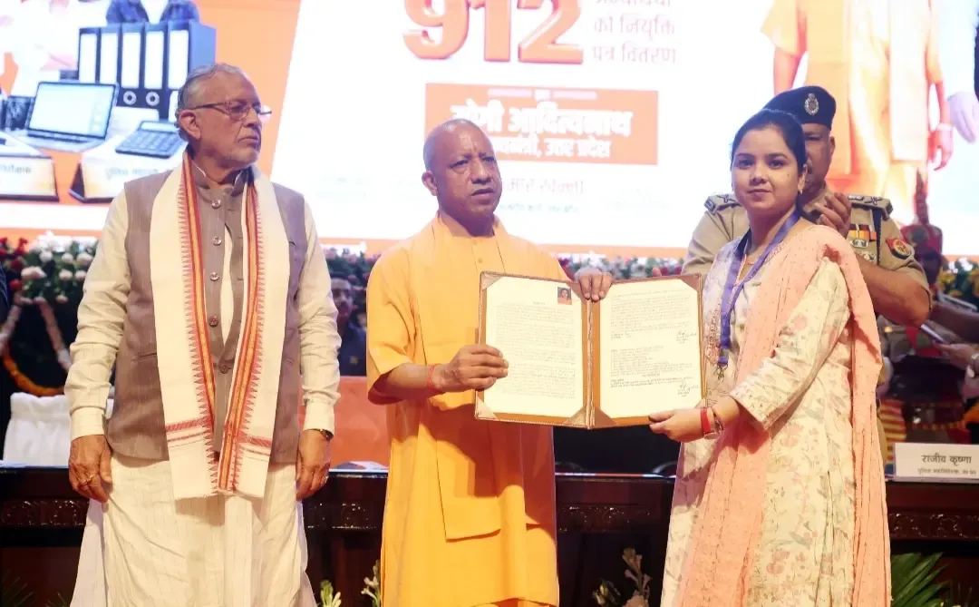 यूपी पुलिस भर्ती 2023: योगी के हाथों नियुक्ति पत्र पाकर बोले अभ्यर्थी — बिना सिफारिश मिली नौकरी
