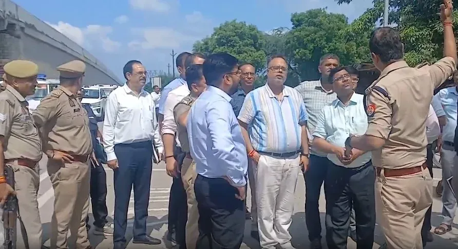 शामली में कांवड़ यात्रा 2025: डीएम आलोक यादव और एसपी ने मुजफ्फरनगर बॉर्डर से किया संयुक्त निरीक्षण