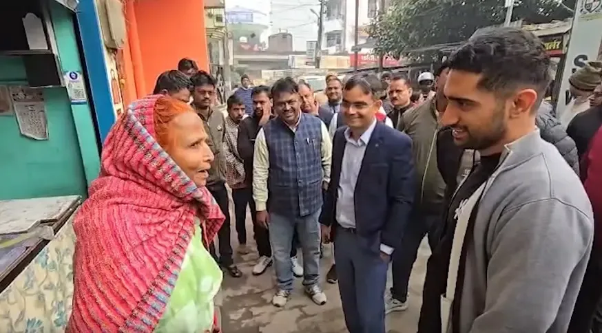 क्या वाराणसी में डीएम-कमिश्नर ने डोर-टू-डोर अभियान चलाकर वोटर लिस्ट में सुधार किया?