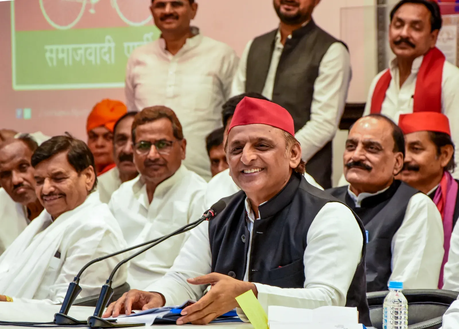 यूपी 2027: भाजपा के '80-20' नैरेटिव को काटने के लिए सपा ने अपनाया 'सॉफ्ट हिंदुत्व' का रास्ता
