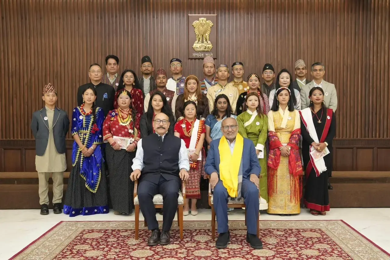 उपराष्ट्रपति ने दार्जिलिंग के युवाओं के डेलीगेशन से संवाद करते हुए सांस्कृतिक विरासत के संरक्षण की अपील की