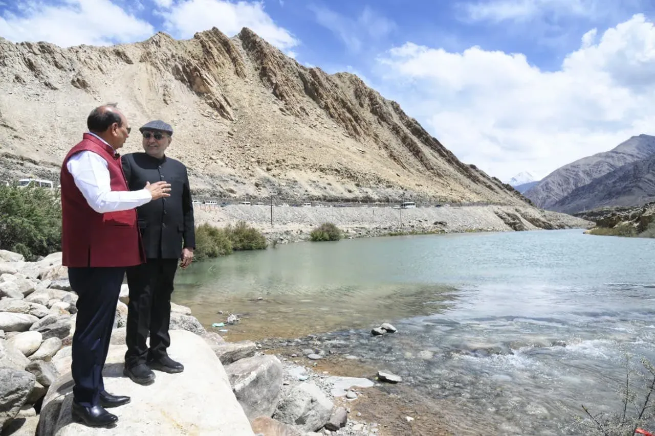 उपराष्ट्रपति राधाकृष्णन ने लद्दाख में पश्मीना फार्म और सिंधु रॉक चेक डैम का निरीक्षण किया