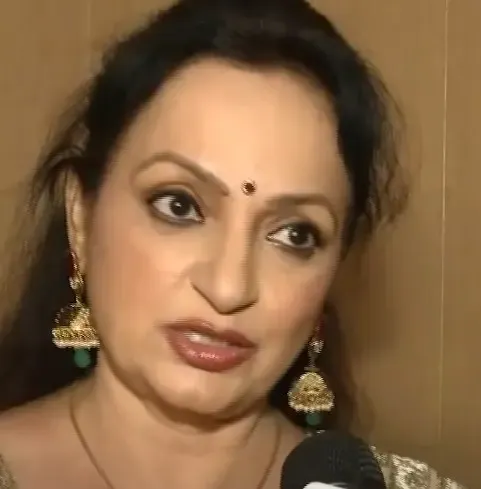दलेर मेहंदी विवाद: उपासना सिंह बोलीं — 'बीमार होने पर भी वादा निभाने पहुँचे, शराब का आरोप गलत'