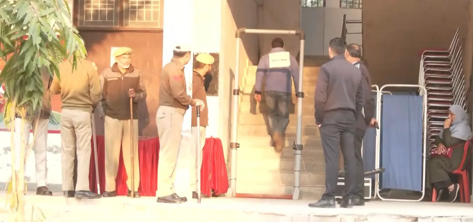 क्या जम्मू-कश्मीर के नगरोटा और बडगाम में उपचुनाव की मतगणना में नेशनल कॉन्फ्रेंस और भाजपा के बीच कड़ी टक्कर है?