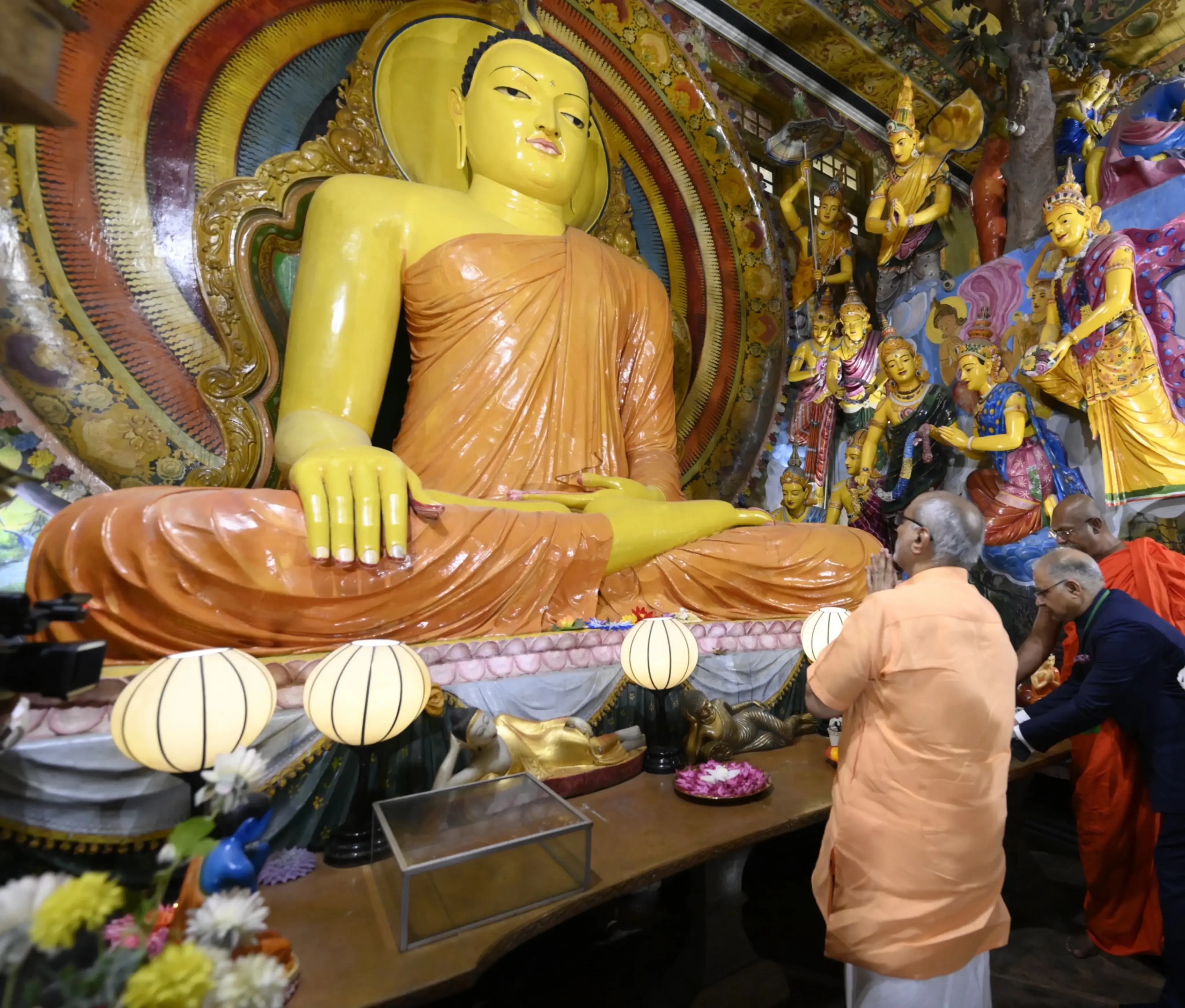 उपराष्ट्रपति ने कोलंबो में पूजा-अर्चना की, भारत-श्रीलंका संबंधों को नई मजबूती देने के लिए महत्वपूर्ण समझौतों पर हुई सहमति