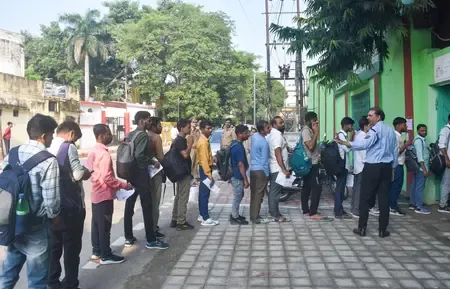 क्या यूपीएसएसएससी पीईटी पर परीक्षार्थियों की मिली-जुली प्रतिक्रियाएं आईं, स्पेशल ट्रेनें चलाई गईं?
