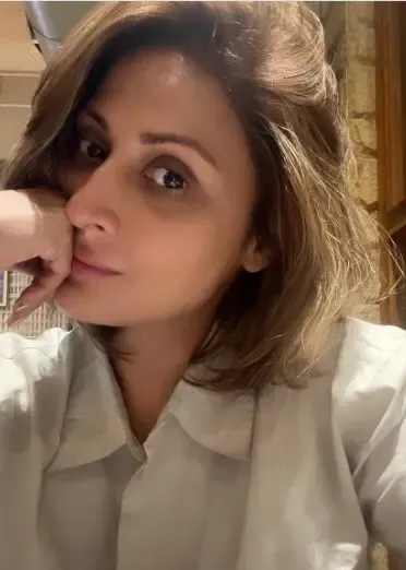 क्या मशहूर अभिनेत्री उर्वशी ढोलकिया ने अकेले कैफे में डिनर करके खुशी का इजहार किया?