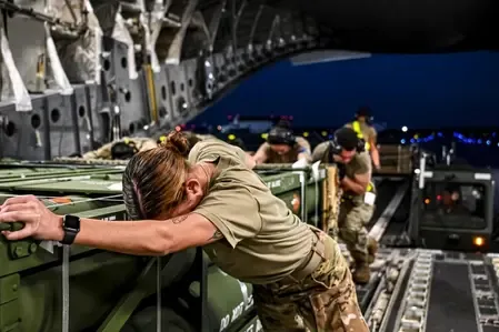 US Military Expands Affordable Arms Stockpiling While Maintaining Advanced Munitions