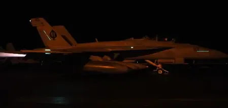 यूएसएस अब्राहम लिंकन (सीवीएन-72) के डेक पर हर दिन जांबाजी का प्रदर्शन