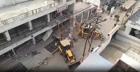 उत्तर प्रदेश: बरेली में मौलाना तौकीर रजा के करीबी पर एक्शन, प्रशासन ने बुलडोजर से तोड़ीं दुकानें