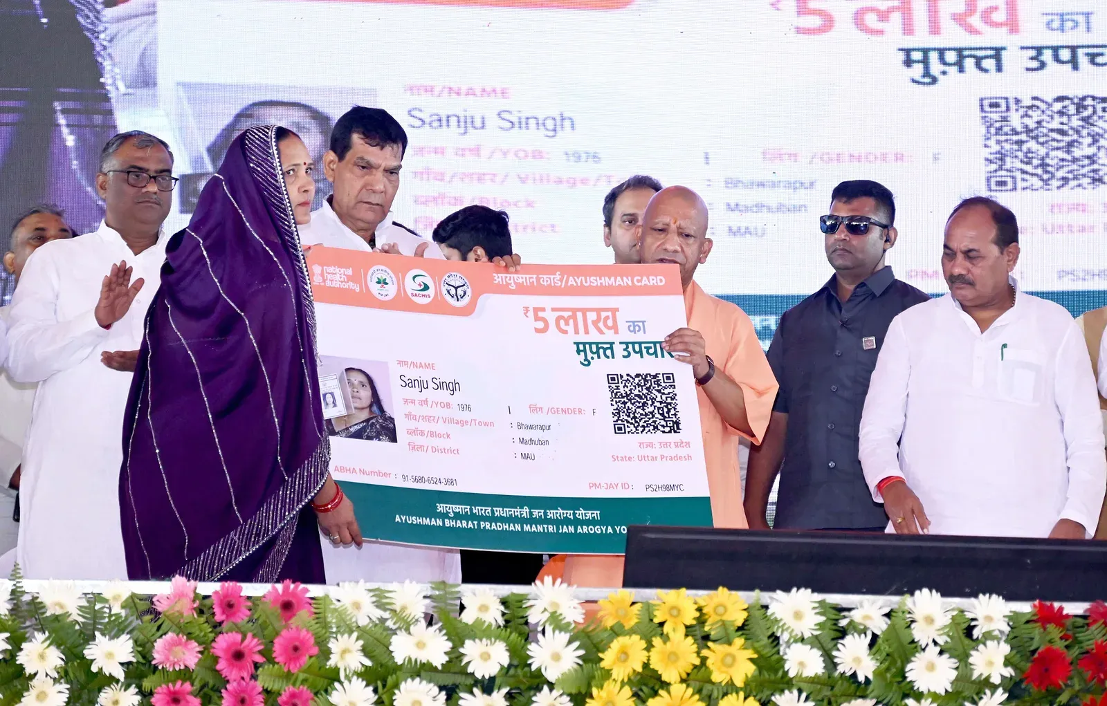 योगी आदित्यनाथ ने मऊ में लाभार्थियों को बाँटे चेक-लैपटॉप-आवास चाबियाँ, गोदभराई कार्यक्रम में भी लिया भाग