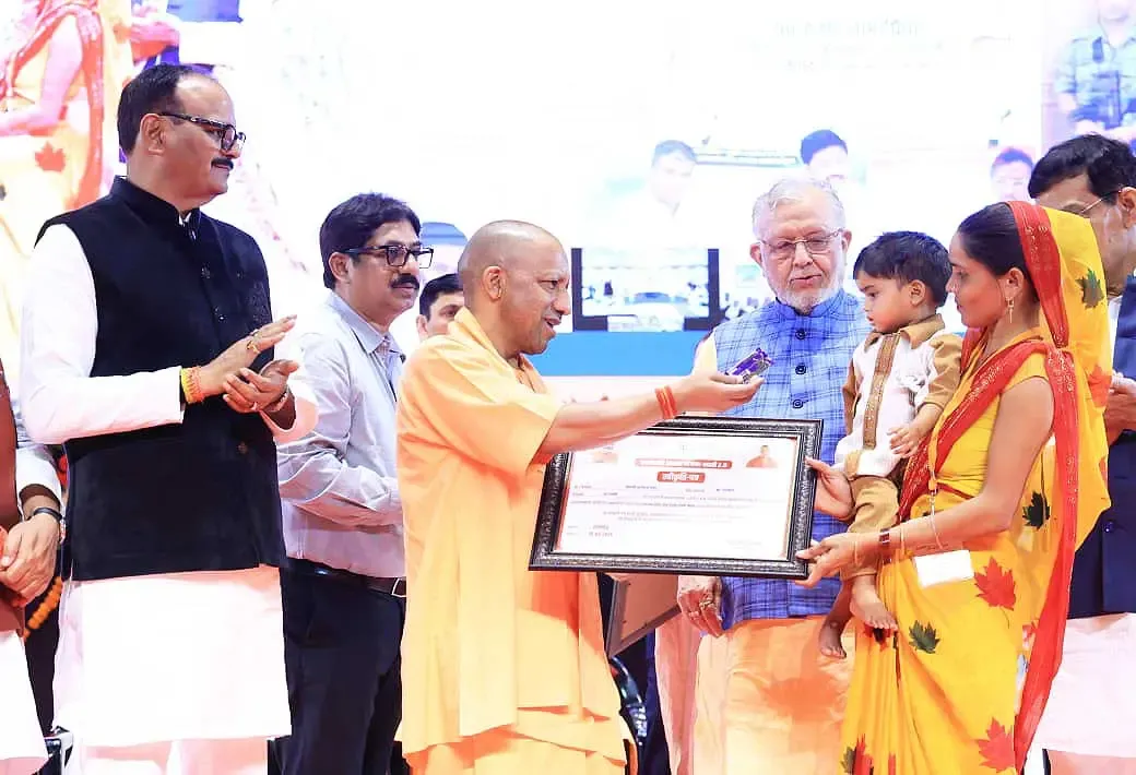 मुख्यमंत्री योगी का महिलाओं के साथ संवाद: सरकारी योजनाओं की हकीकत का जाना