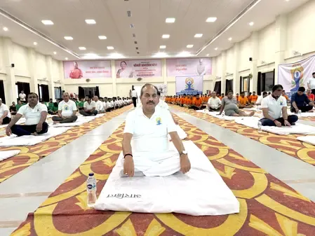 उत्तर प्रदेश: गोंडा में सामूहिक योगाभ्यास का भव्य आयोजन, मंत्री दारा सिंह चौहान बने हिस्सा