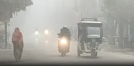 उत्तर प्रदेश के कई जिलों में कड़ाके ठंड और घना कोहरा, जौनपुर में स्कूलों की छुट्टी